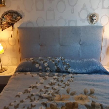 Chambre Lit Double Dans Pavillon , Chez Lilyanne Tonnay-Charente エクステリア 写真