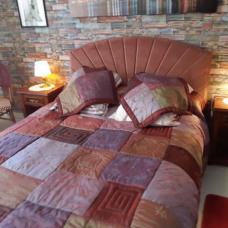 Chambre Lit Double Dans Pavillon , Chez Lilyanne Tonnay-Charente エクステリア 写真