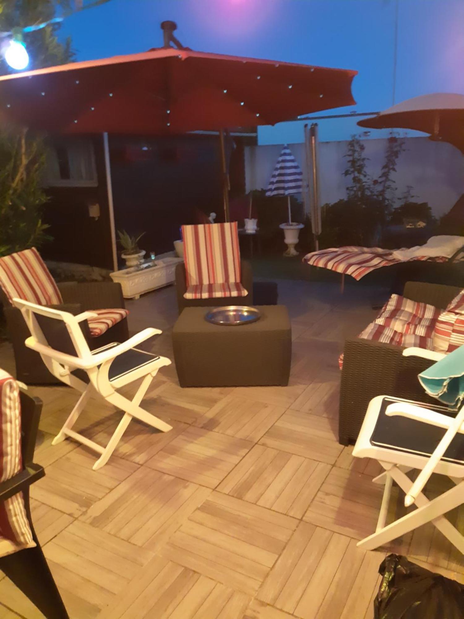 Chambre Lit Double Dans Pavillon , Chez Lilyanne Tonnay-Charente エクステリア 写真