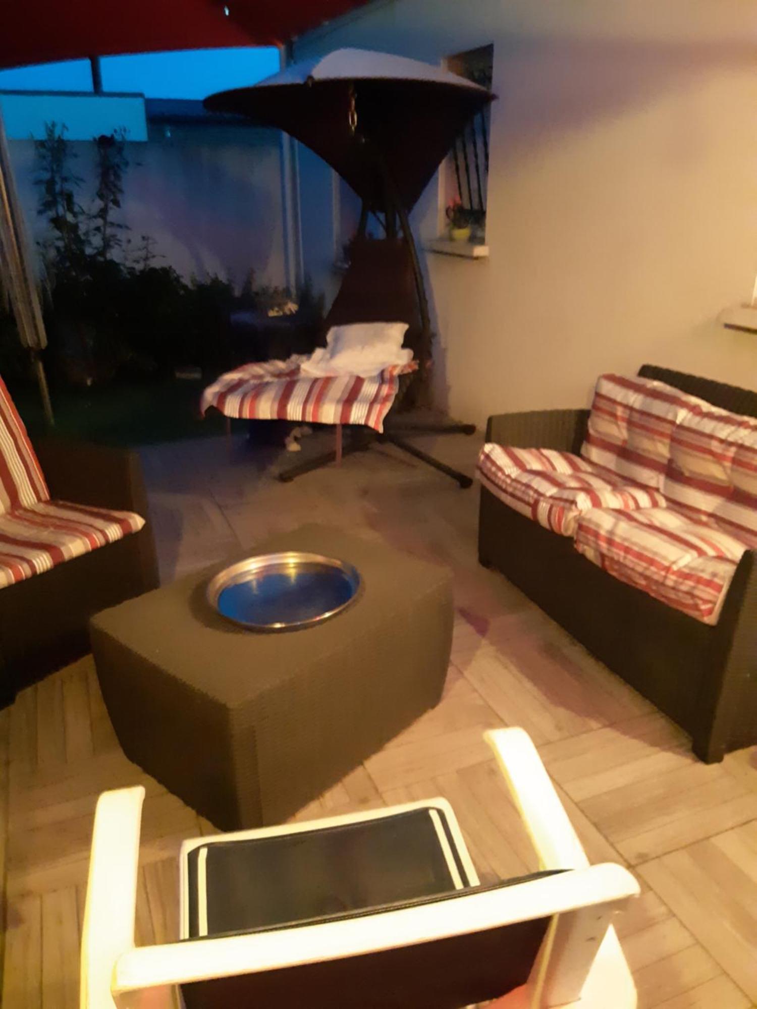 Chambre Lit Double Dans Pavillon , Chez Lilyanne Tonnay-Charente エクステリア 写真