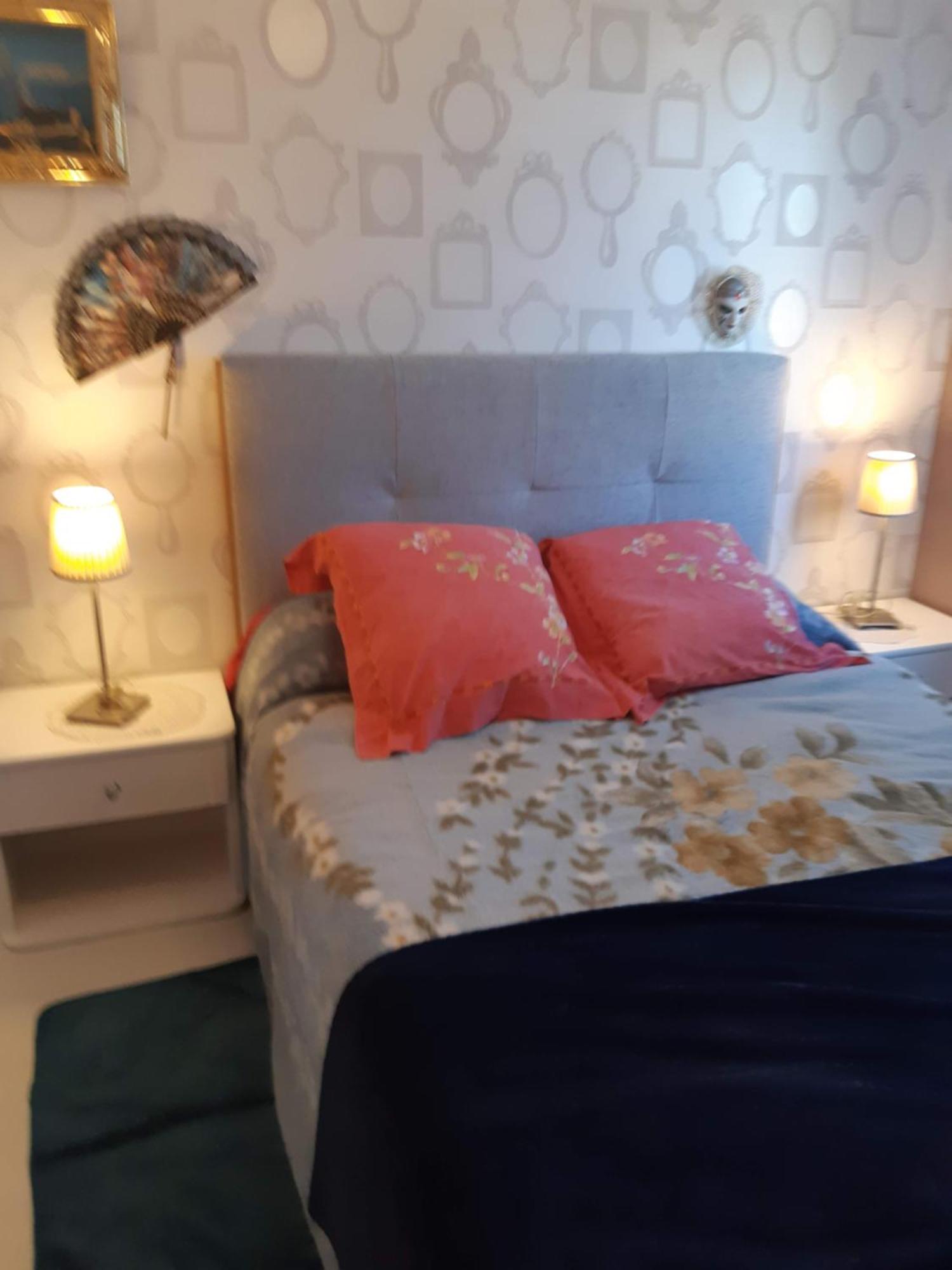 Chambre Lit Double Dans Pavillon , Chez Lilyanne Tonnay-Charente エクステリア 写真